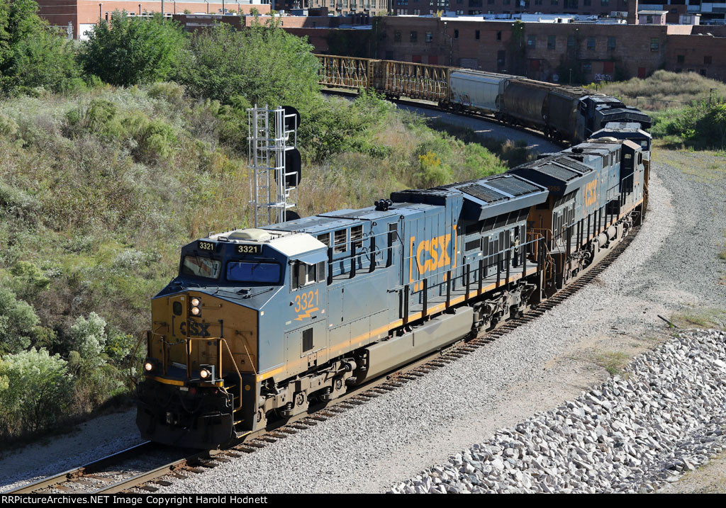CSX 3321 leads train F741-18 southbound